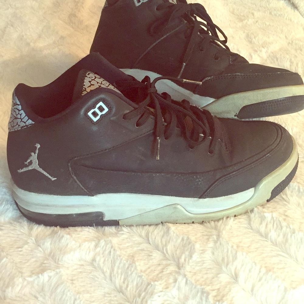 Grey and black Jordan flights, GUC